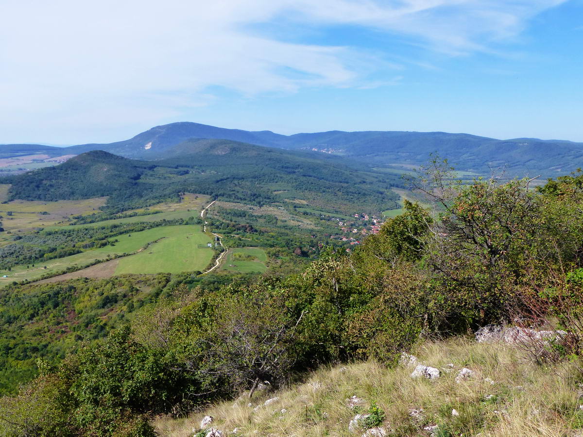 ...és a kilátás onnan északnyugat felé, végig a Pilis gerincén.