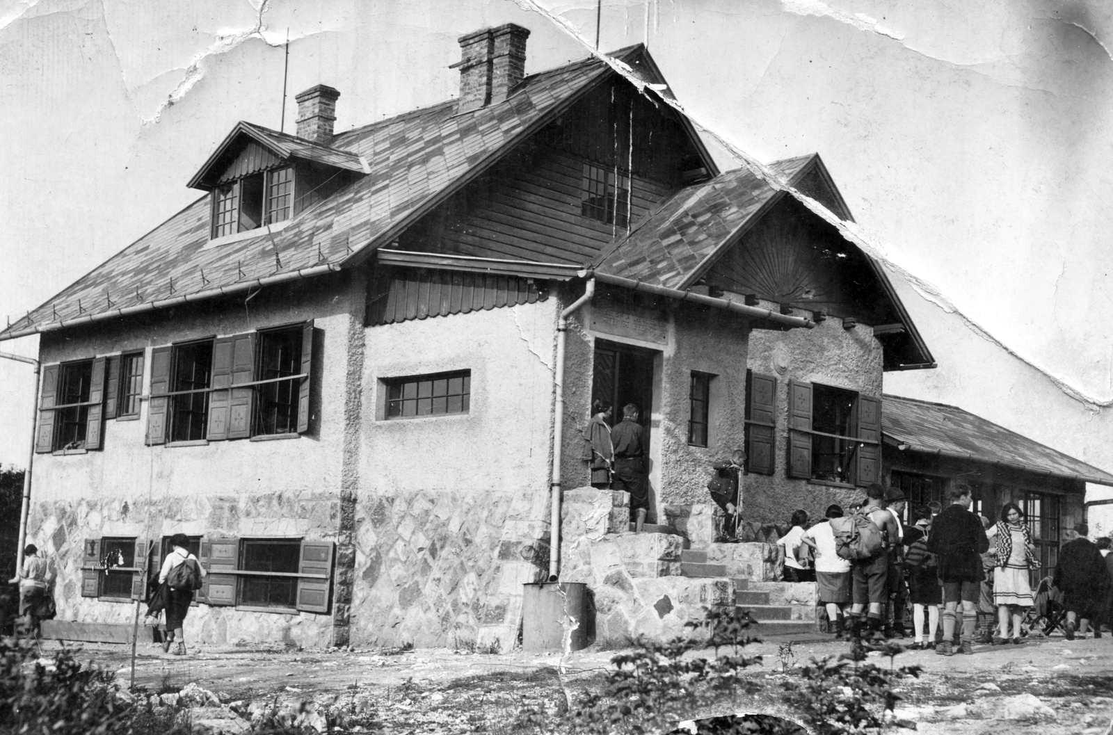 A nyeregben állt valaha a Stromfeld Aurél menedékház. A kép a Fortepanról lett átvéve, képszám: 39557, készült 1935-ben.