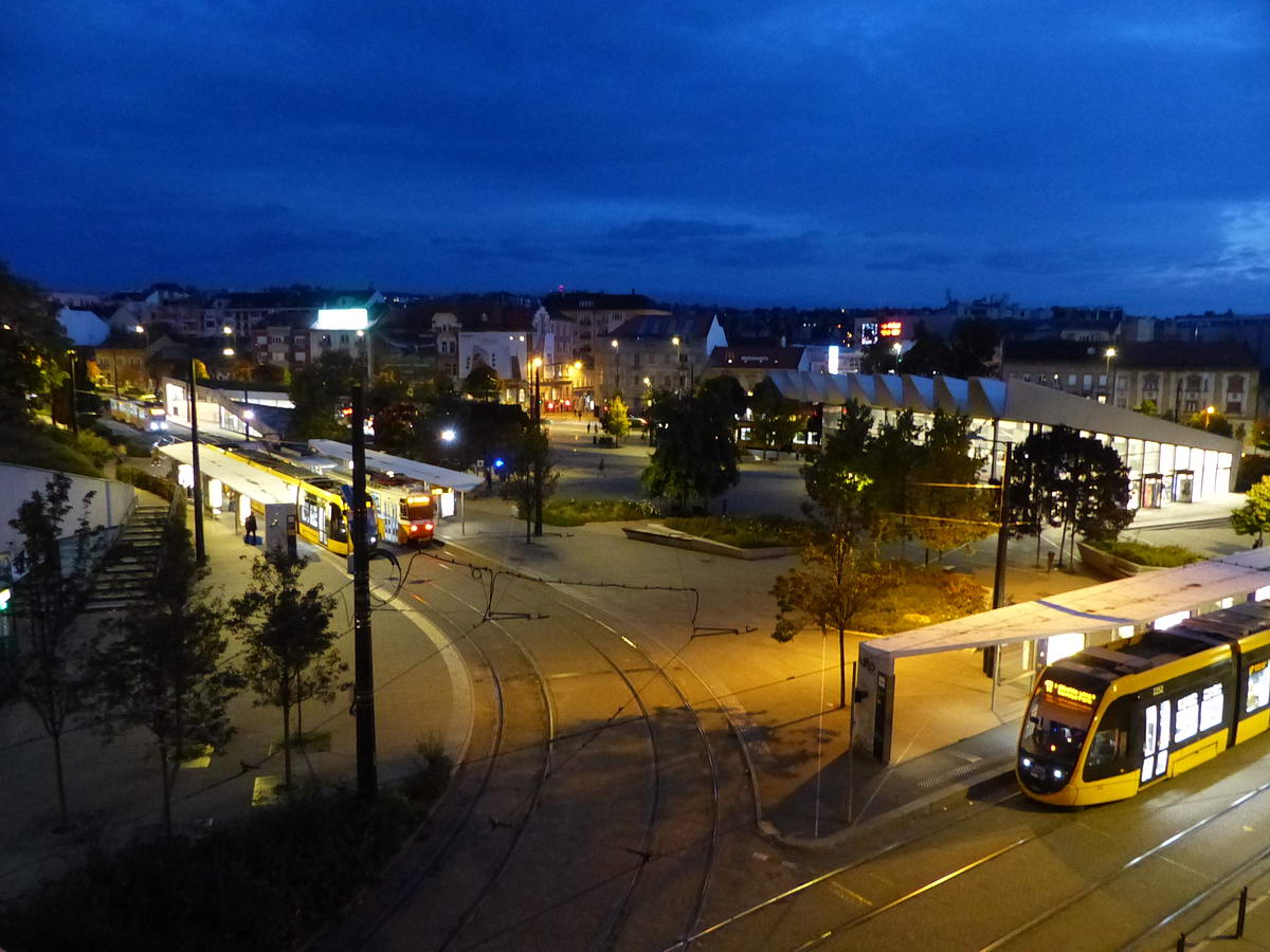 A Széll Kálmán tér vasárnap kora reggel