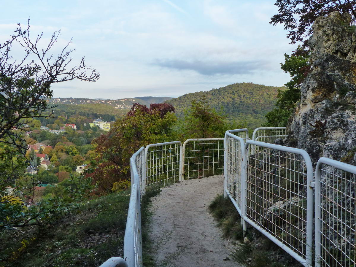 Biztonságosan kiépített turistaút vezet végig a Vaskapu-hegy sziklás peremén