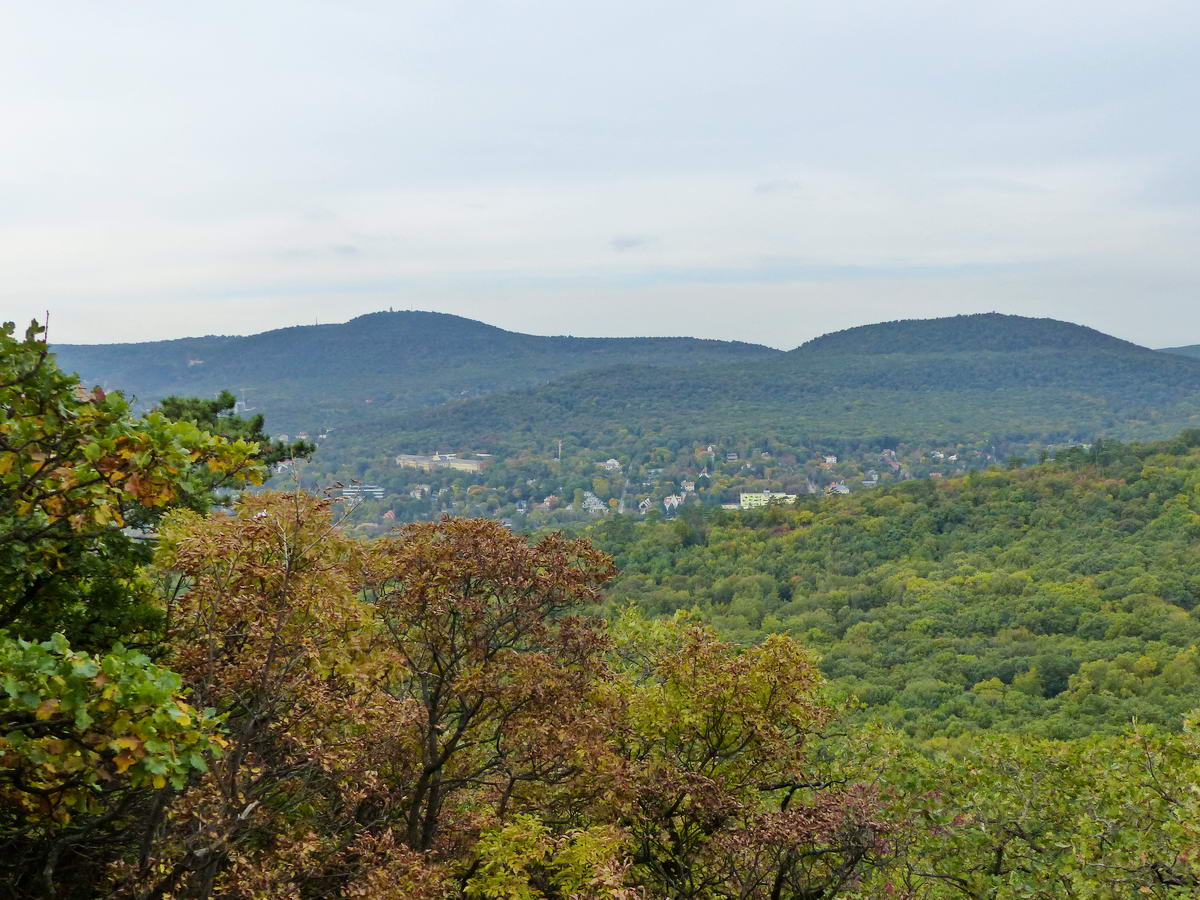 Kilátás a János-hegy (balra) és a Nagy-Hárs-hegy (jobbra) felé