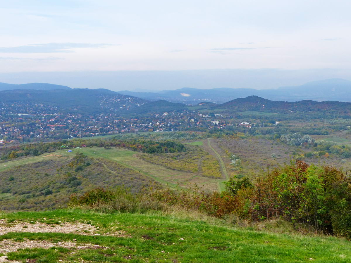 Lenn siklóernyősök készülődnek a felszállásra