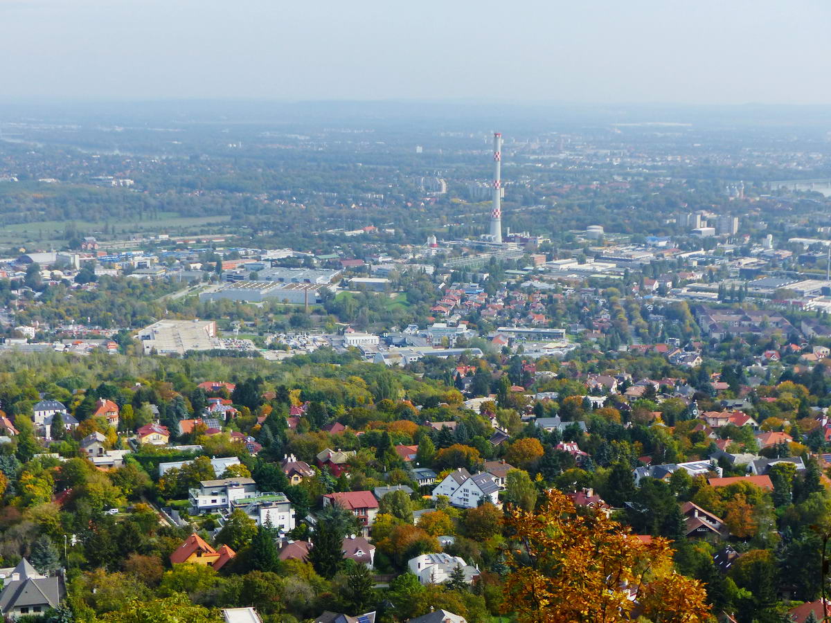 Középen az Észak-Budai Fűtőerőmű 200 méteres kéménye áll