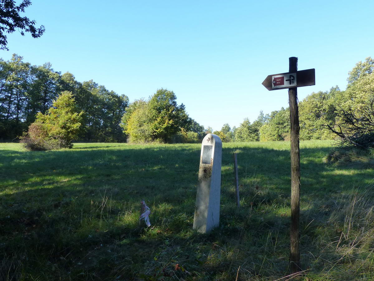 A Pálos Út táblája és oszlopa a Pálócki-réten