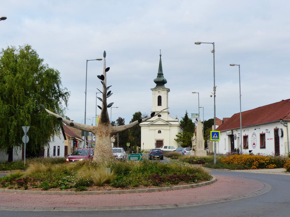 Pomáz kicsi főtere. Most éppen csak érintettem.