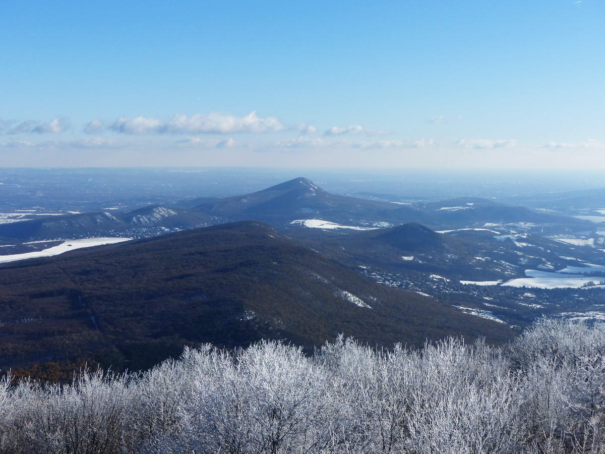 Délkelet felé a Pilis gerincén lehet végigtekinteni. Balra a Hosszú-hegy, jobbra a Ziribár áll, középen a Kis- és Nagy-kevély tűnik fel