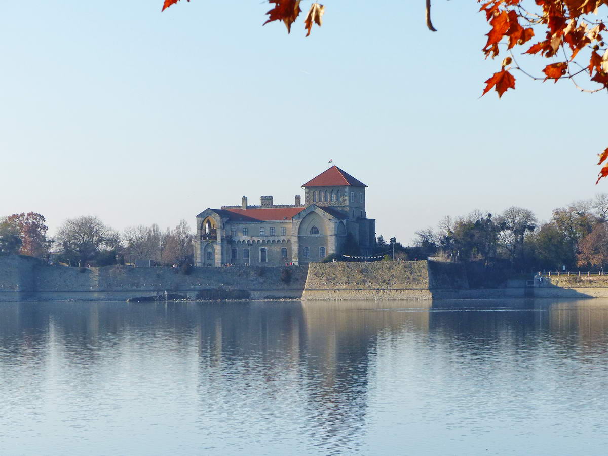 A Tatai vár egy kis zoommal