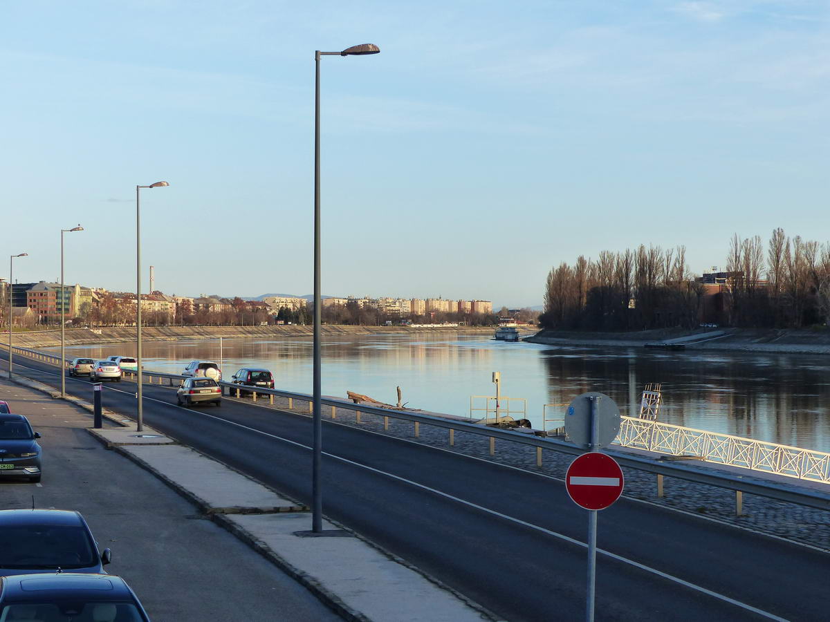 Dunai kilátás a Margitszigettel és az óbudai lakótelepekkel