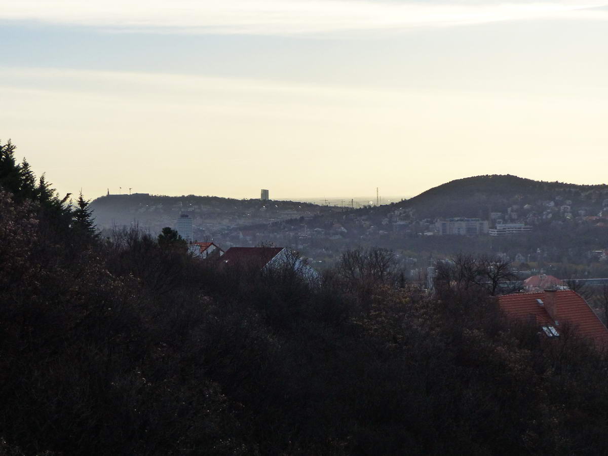 Kilátás a reggeli nappal szemben a Gellért-hegyre (balra) és a Kis-Sváb-hegyre (jobbra)