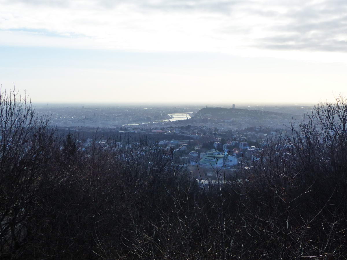 Budapesti panoráma nappal szemben fotózva