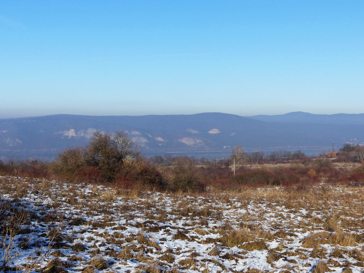 Kilátás a Kis-Kúria-hegyről a Helembai-hegységre