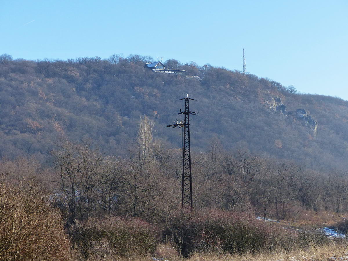 Visszatekintés A Kis-Kúria-hegyről a hegytetőn álló menedékházra