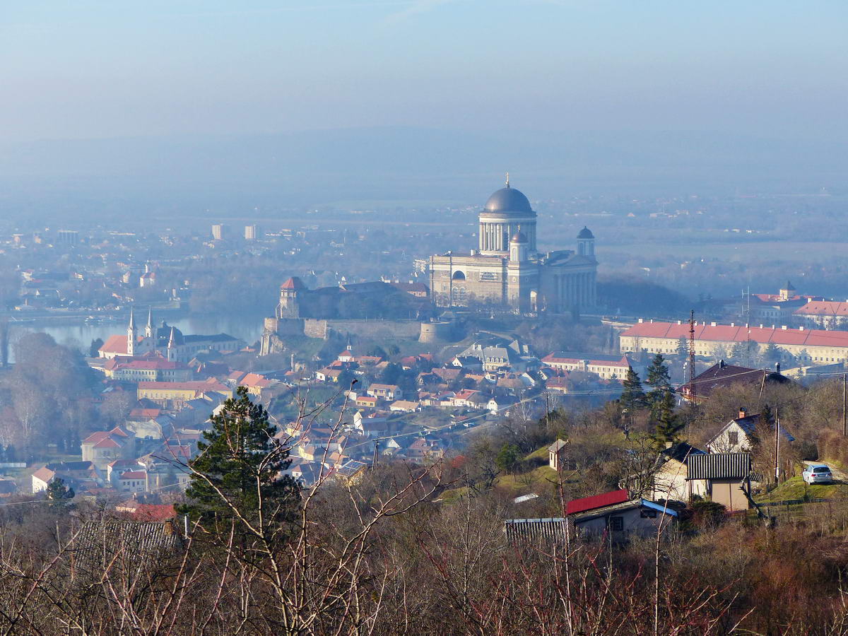 Egy váratlan kilátás a Bazilikára Esztergom legmagasabban álló házai közül