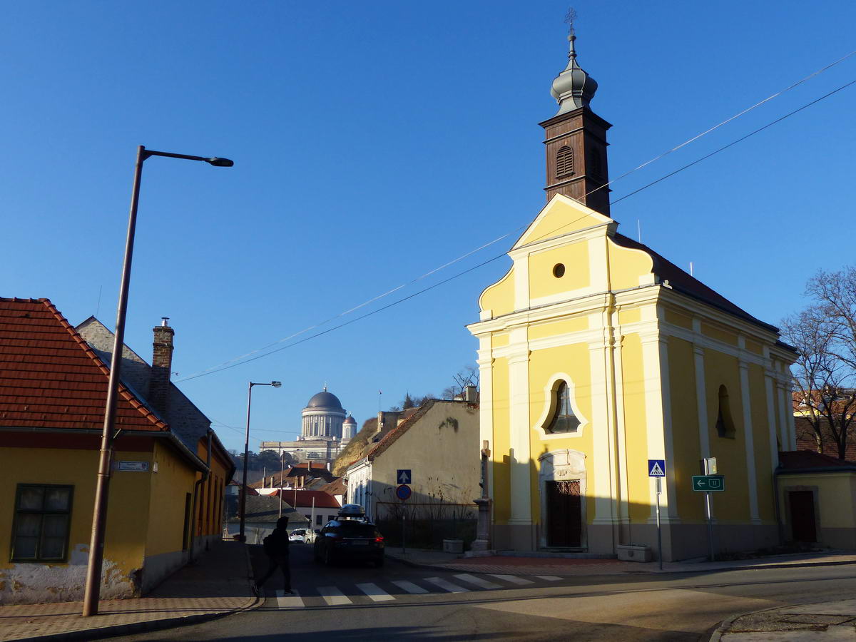 A Szent István kápolnától is jól látszik a Bazilika. A legutóbbi felújításkor elbontották előle a klasszicista belépő helyiséget.