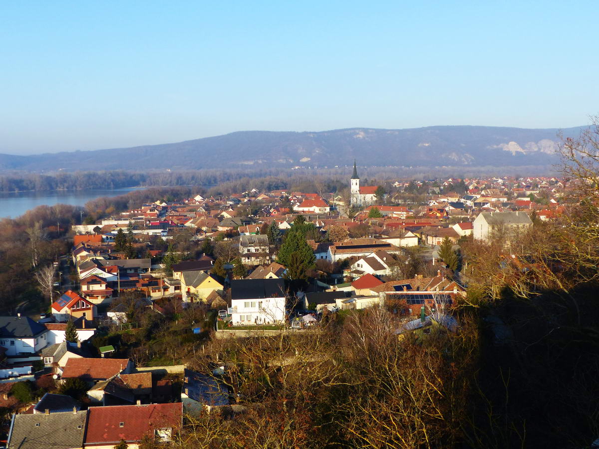 Kilátás a szobortól Esztergom északi részére