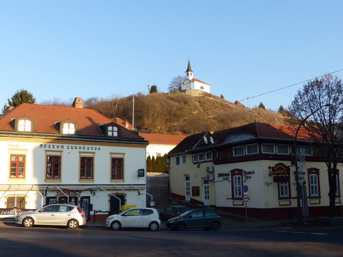 A Szent Tamás kápolna a belvárosból nézve