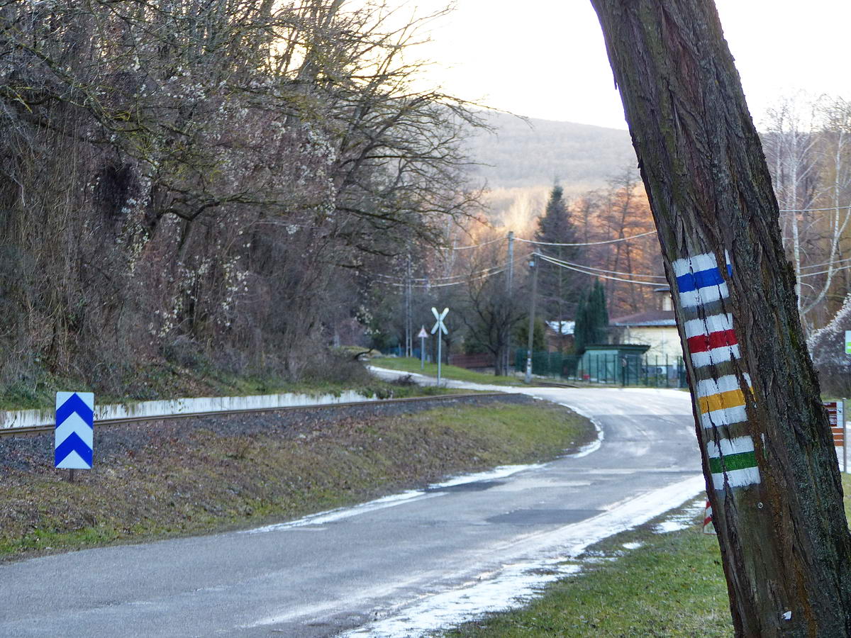 A kisvasút pályája mellett egy rövid szakaszon egymás mellett fut a négy főjelzés útvonala