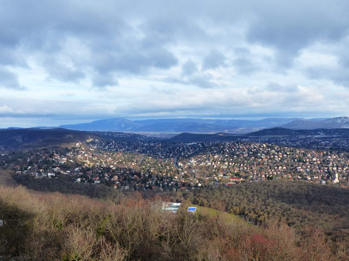 Kilátás Remetekertvárosra, Pesthidegkútra, valamint a távoli Pilisre és Visegrádi-hegységre