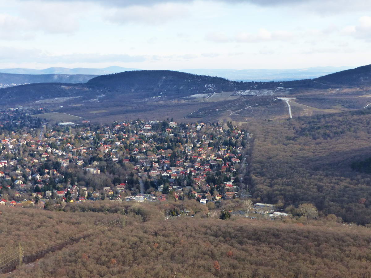 Hűvösvölgy terül el lenn. Onnan kapaszkodtam fel ide.