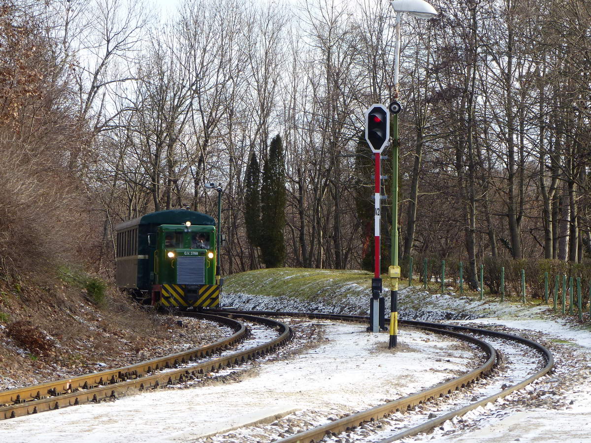 Feltűnt a kanyarban az érkező vonat