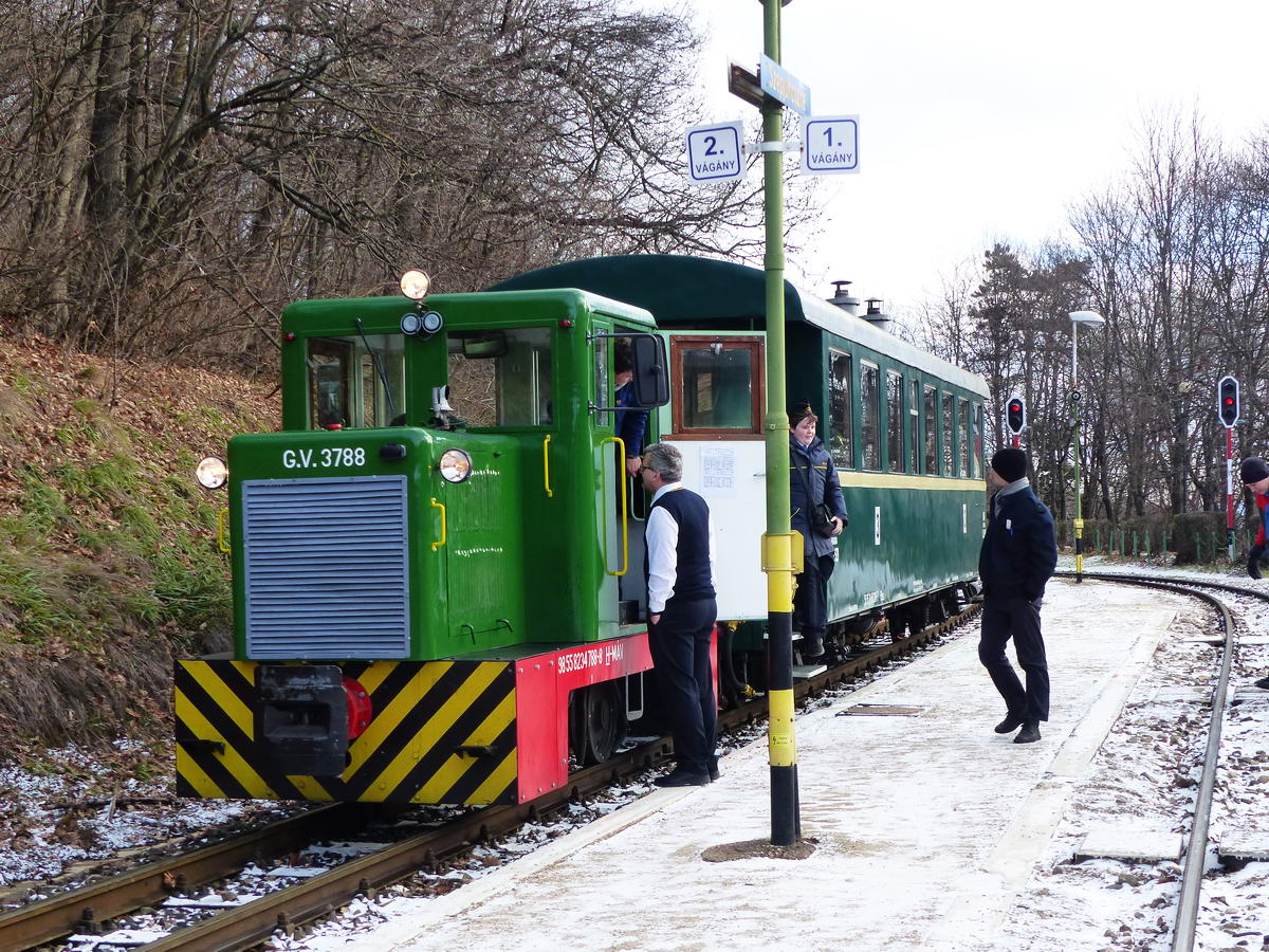 Szinte eltörpül a kis mozdony a vontatott kocsi mellett 