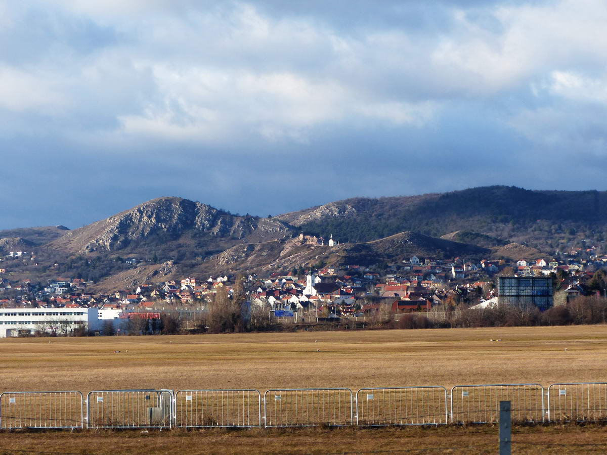 Jól látszanak innen a Budaörs feletti kopár dolomitdombok is