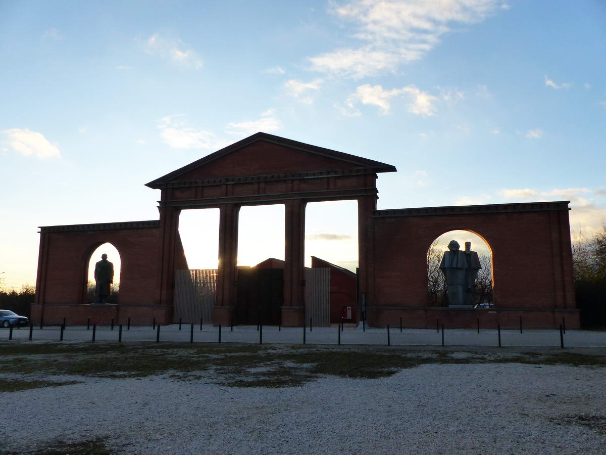 Megérkeztem túrám végpontjára, a Szoborpark timpanonos bejáratához