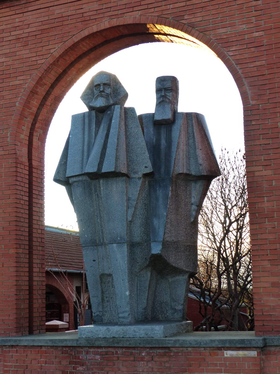 Marx én Engels fogadja a látogatókat (meg az egyik Lenin szobor, de ő nem látszik a képen)