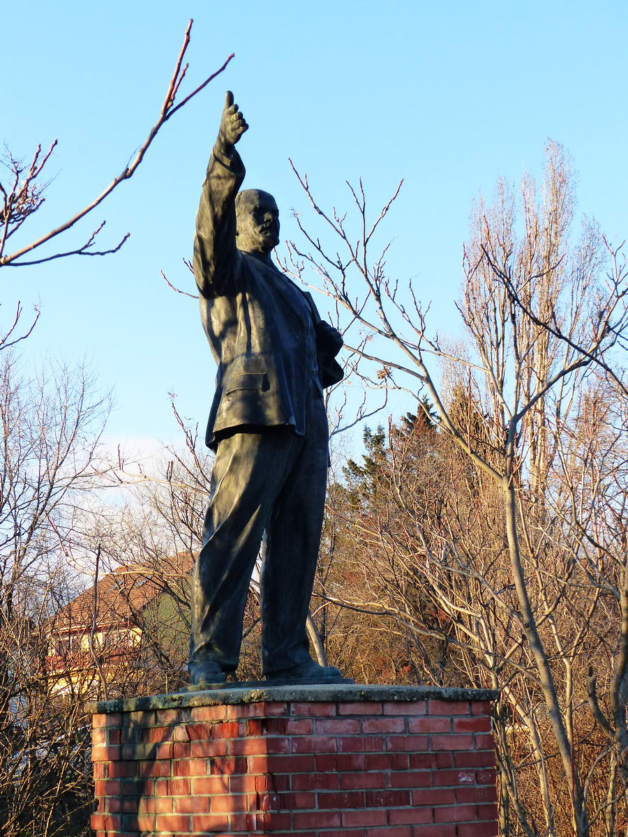 A másik Lenin szobor széles karmozdulattal mutatja: ezt sikerült felépítenünk, elvtársak...