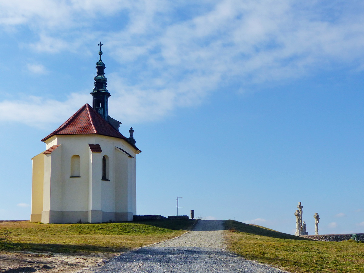 Kapaszkodás a Kálvária-dombra. Már feltűnt előttem a kápolna és a kőkeresztek