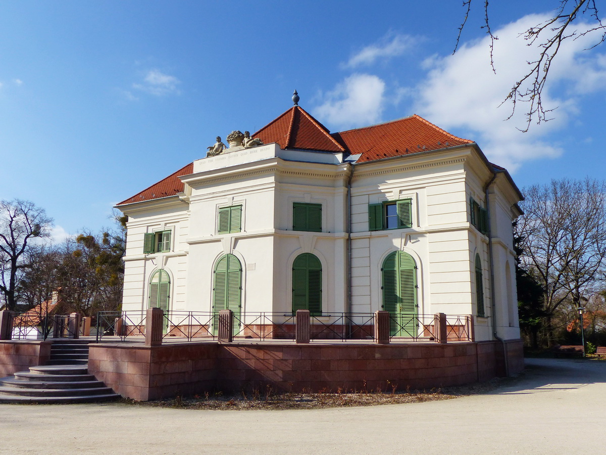 A Cseke-tavat körbeölelő angolparkban áll az Esterházy család nyári lakja