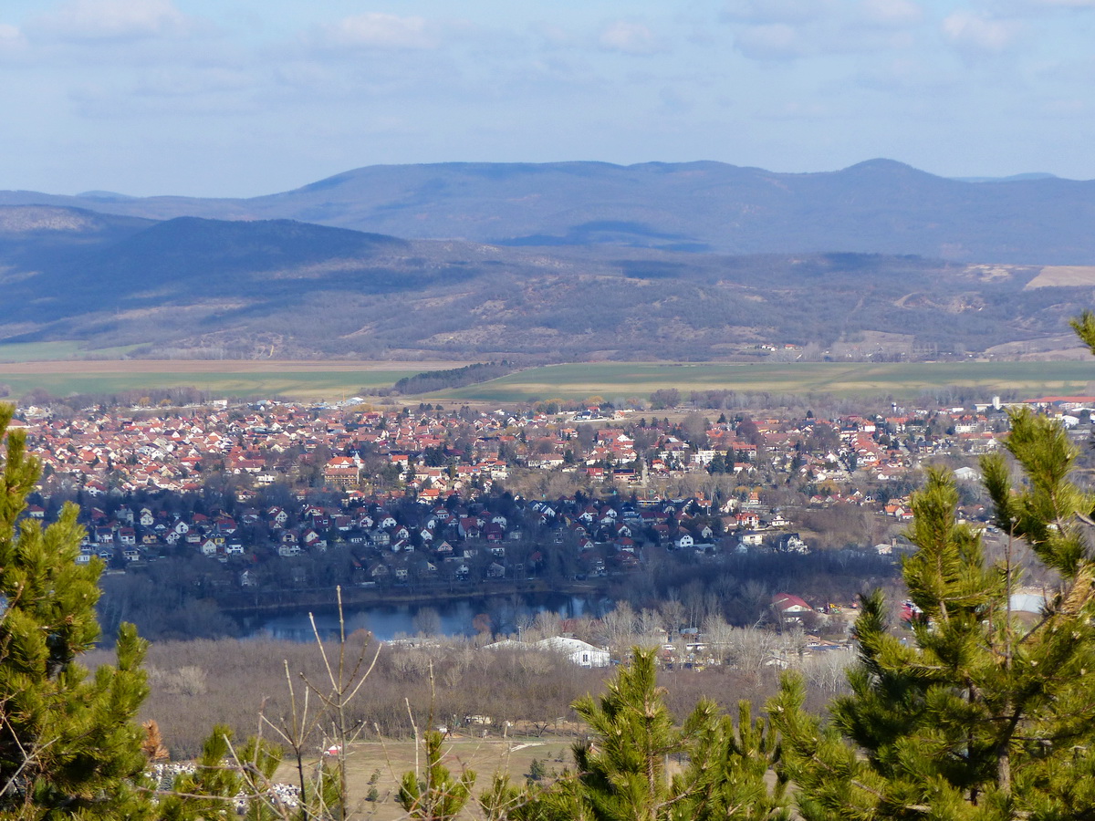 A fák közötti résen keresztül innen is látszik a Slötyi