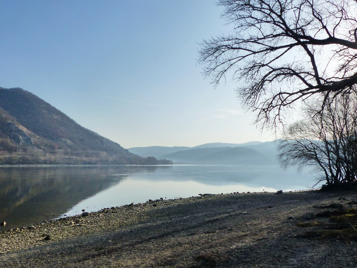 Kilátás a Dunán kelet, vagyis Visegrád felé