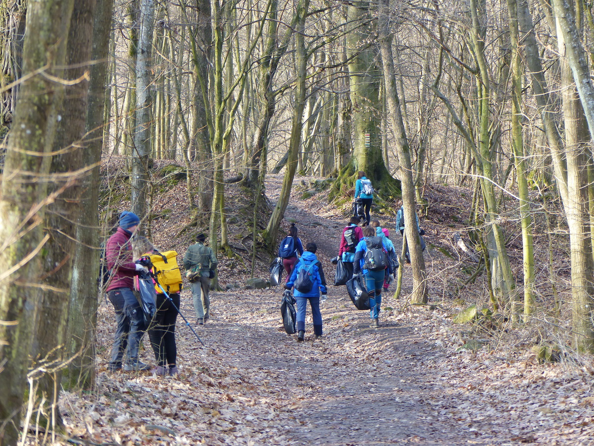 Szemétszedő turisták ballagtak előttem