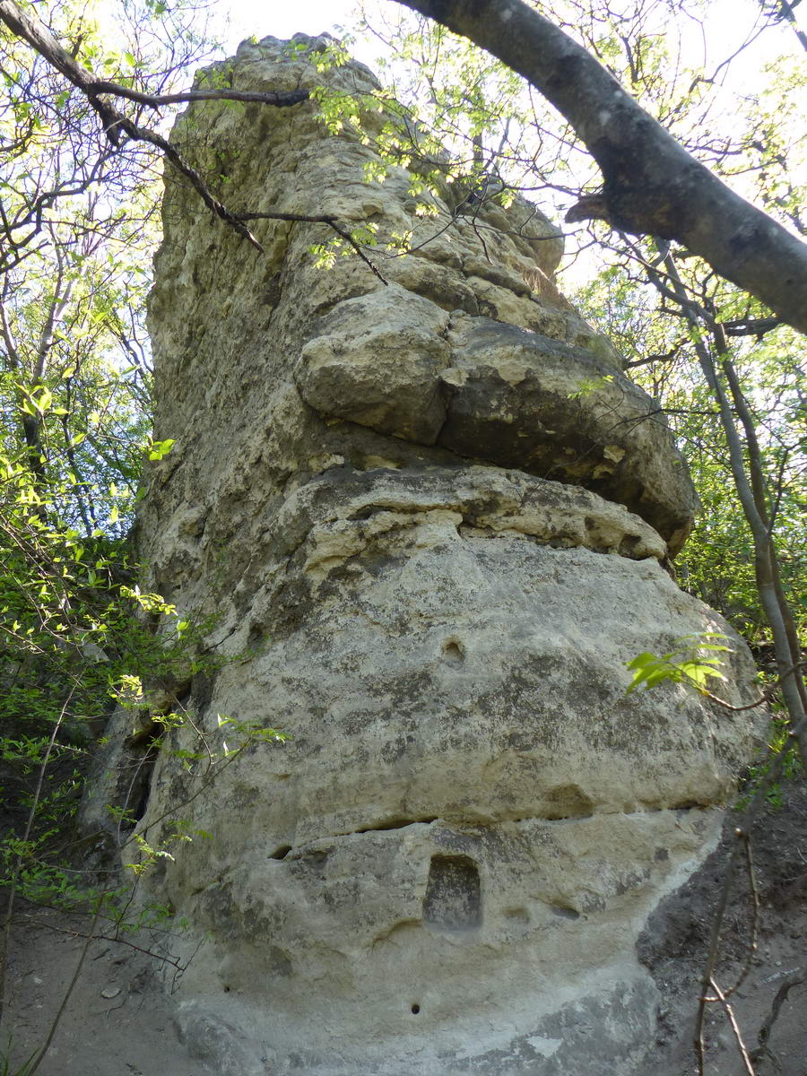 Alulról feltekintve a sziklára látható, hogy ez is kaptárkő. A mélyedésben talán szobor állhatott évszázadokkal ezelőtt