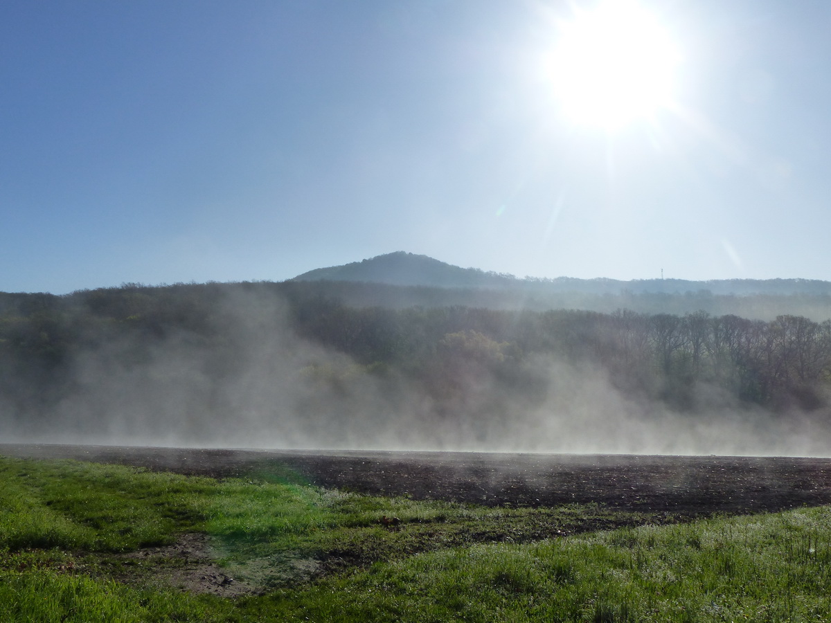 Párát lehel a szántóföld is az eső után