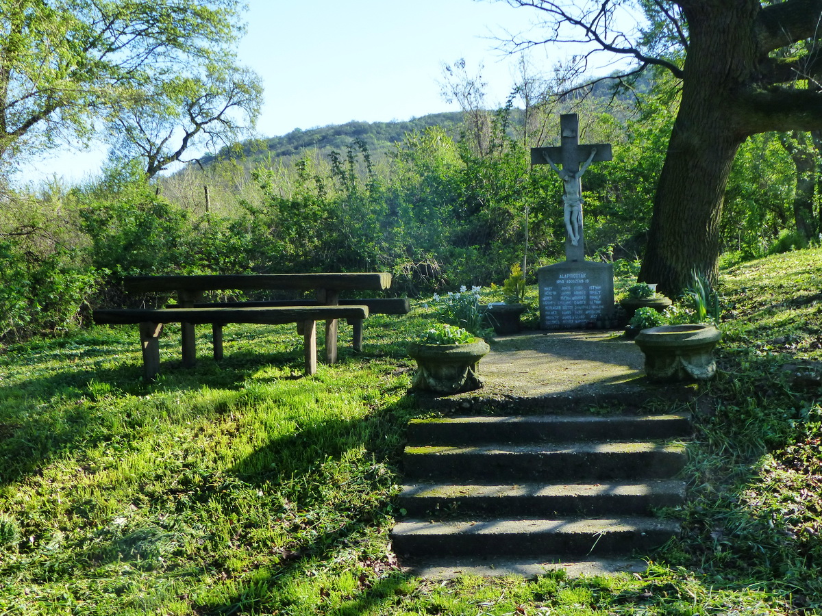 Kőkereszt és pihenőpadok Tornyópuszta határában