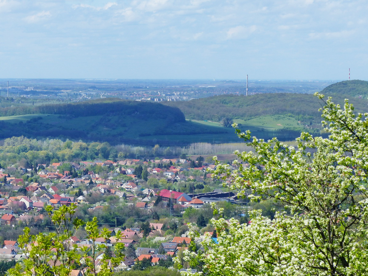 Egy kis zoommal feltűnnek a távoli Tatabánya házai is