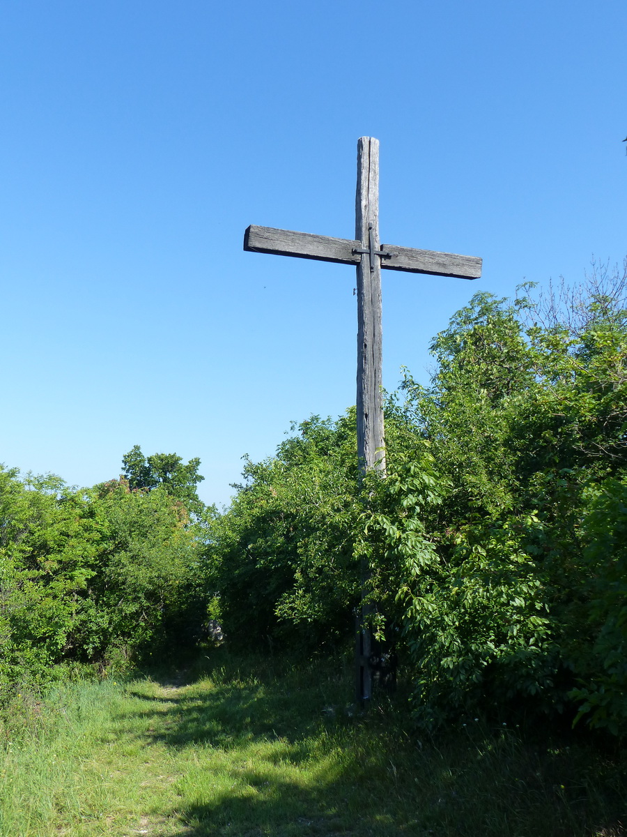 Viharvert fakereszt áll az Őr-hegy csúcsán.