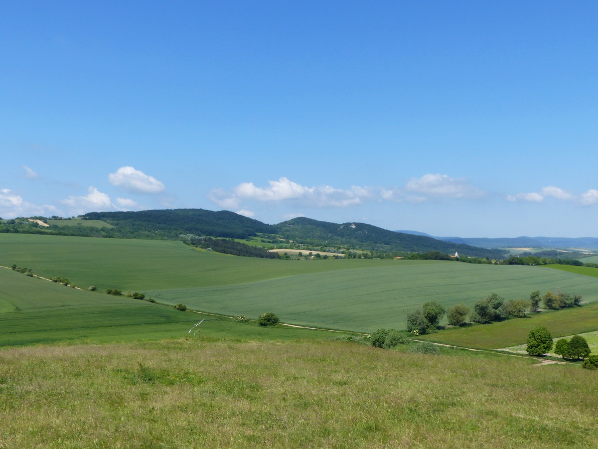 Kilátás a Palkó-hegyről vissza az Őr-kő és Nagy-Őr-kő párosra, valamint a lábainál a völgyben megbújó Epölre