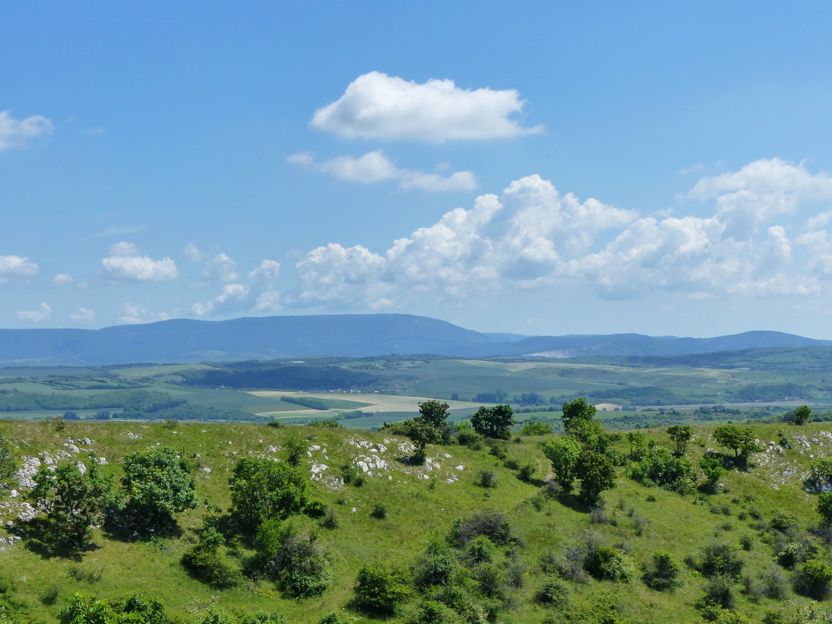 És még mindig a Kőszikláról nyíló kilátás, most kelet felé, a Pilis gerincére...