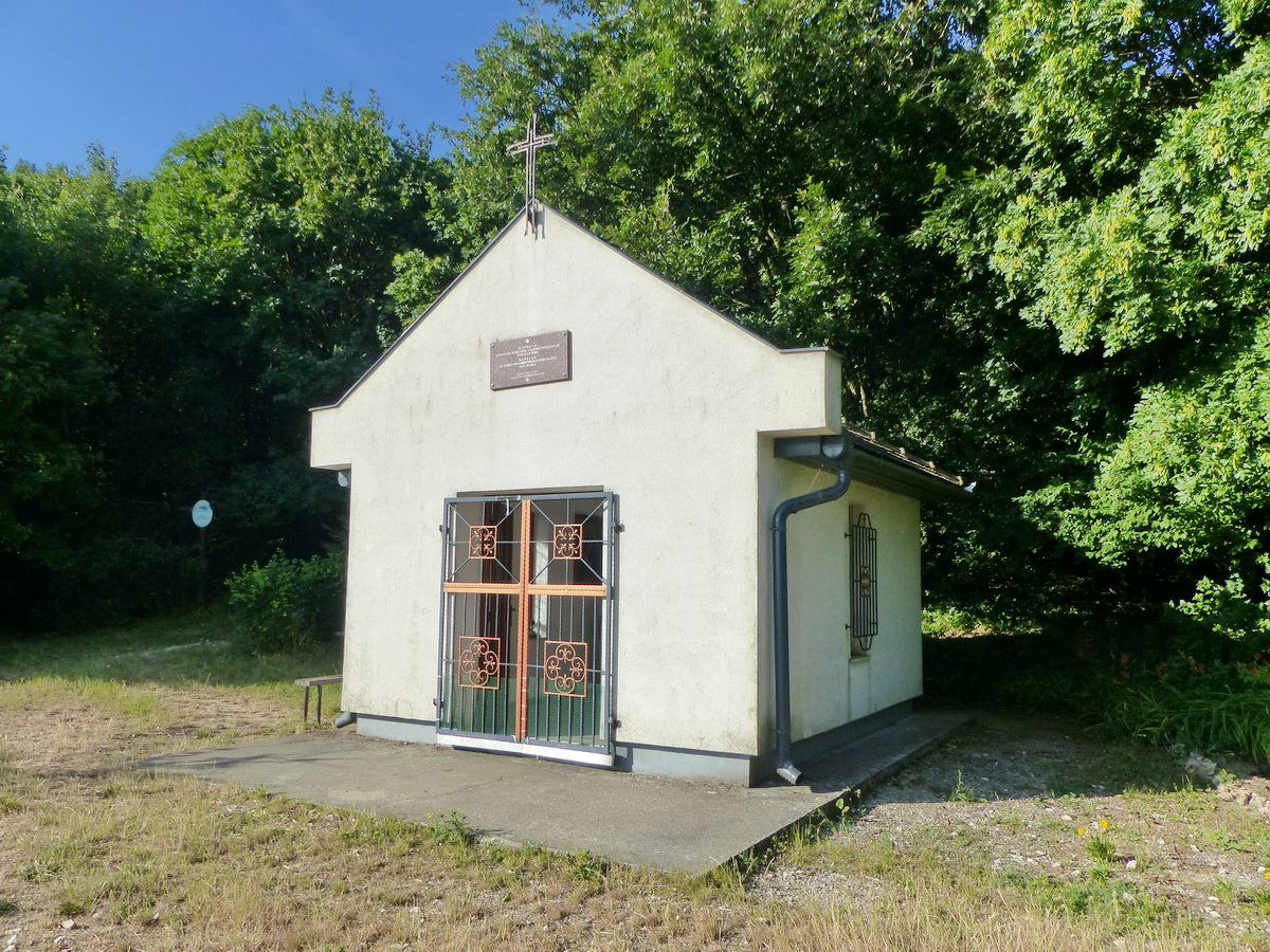 A hegyoldalban az erdőhatáron értem el a kálváriakápolnát
