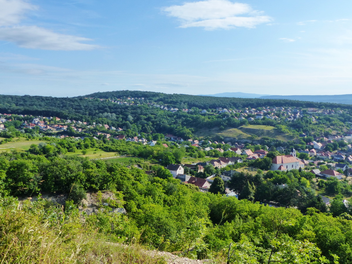 Kilátás a keresztektől Csolnokra