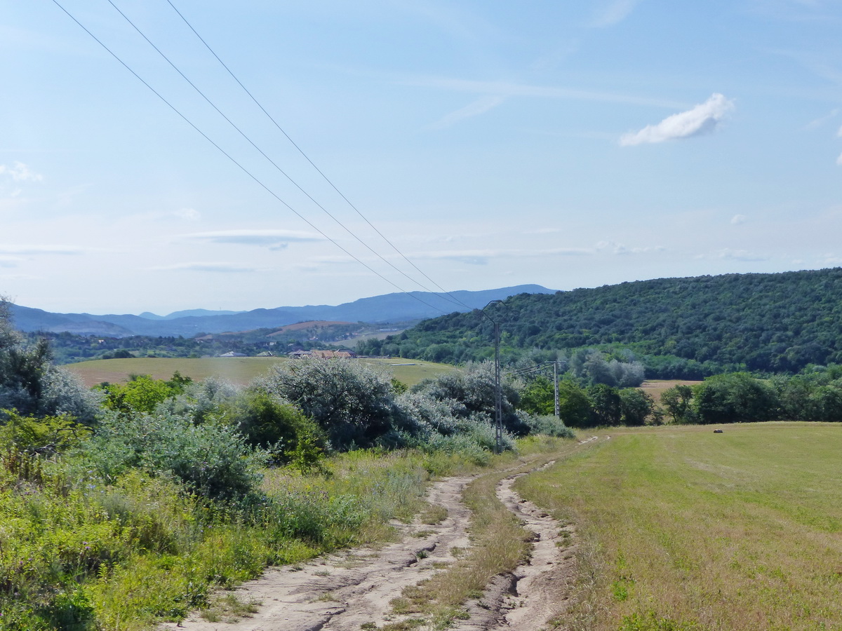 Visszatekintve még Csolnok szélső házai is láthatóak