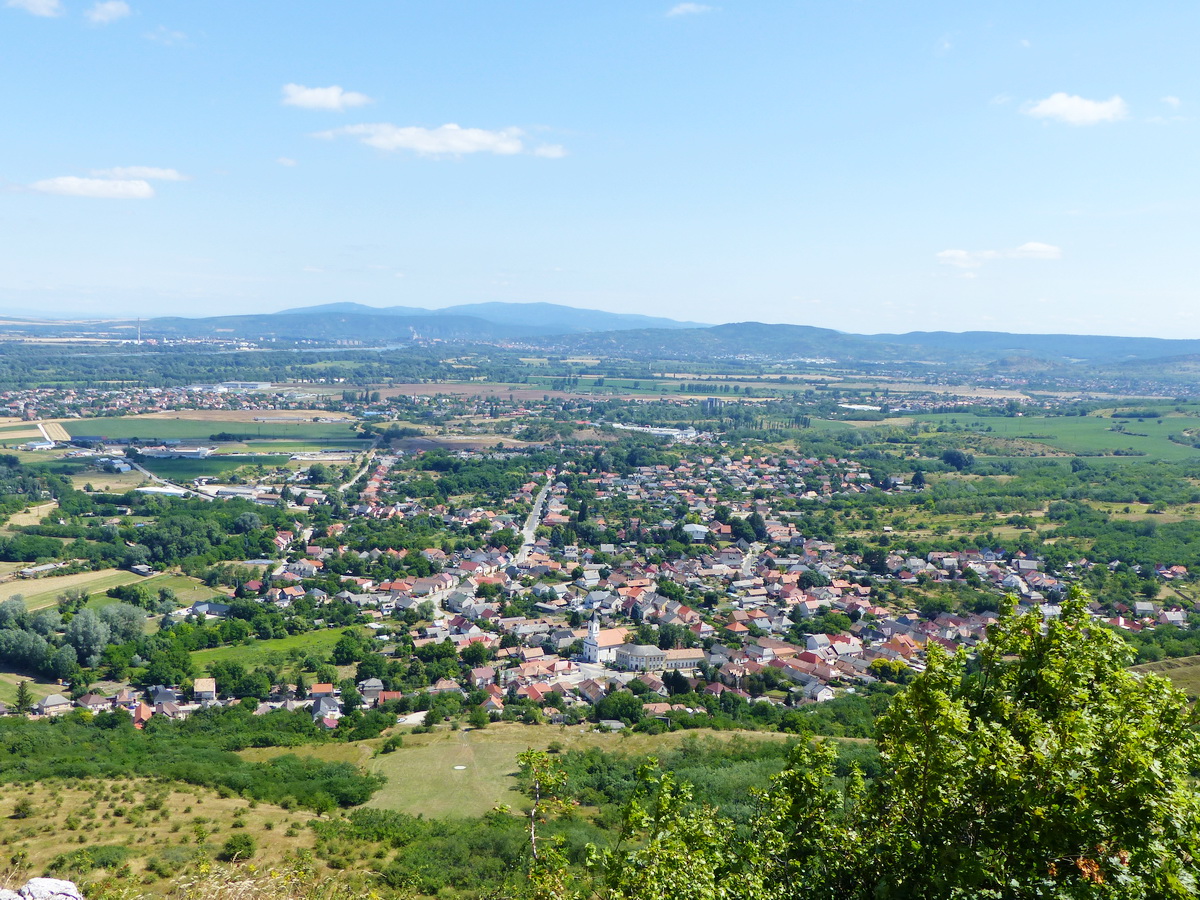 Letekintés a Hegyes-kőről Tokodra