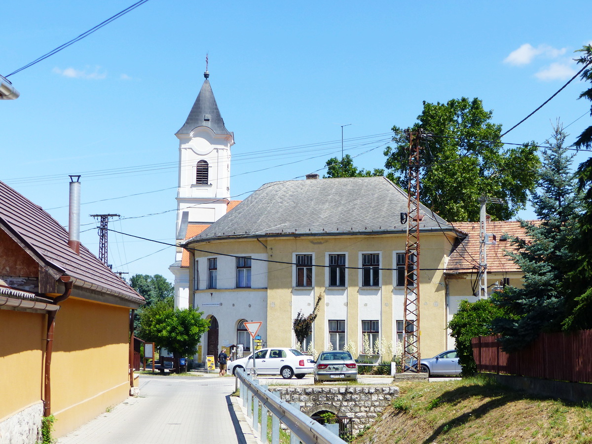A római katolikus templom és az általános iskola. Fél órája még a Hegyes-kőről tekintettem le rájuk.