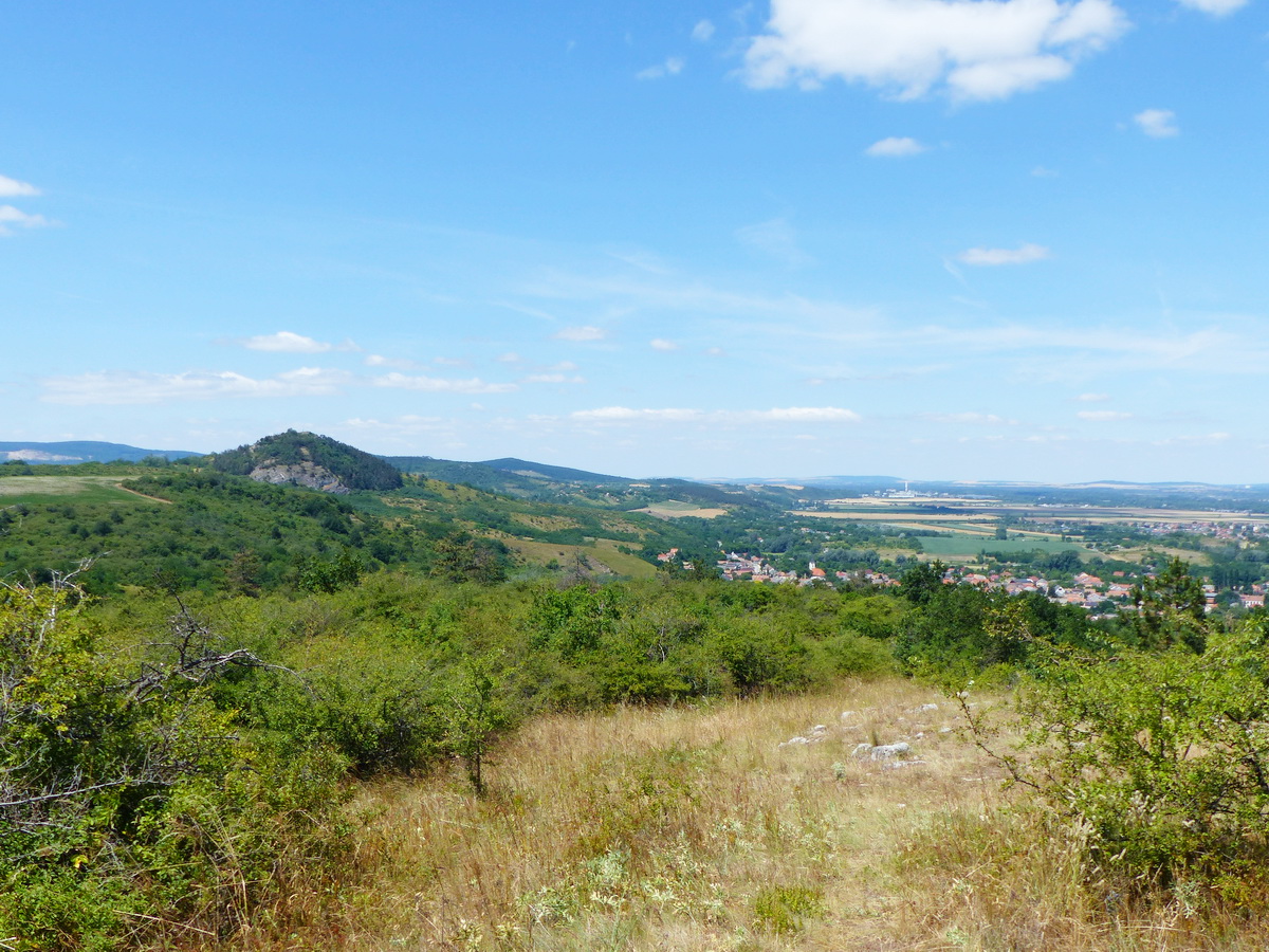 Visszatekintés a Hegyes-kőre és Tokodra