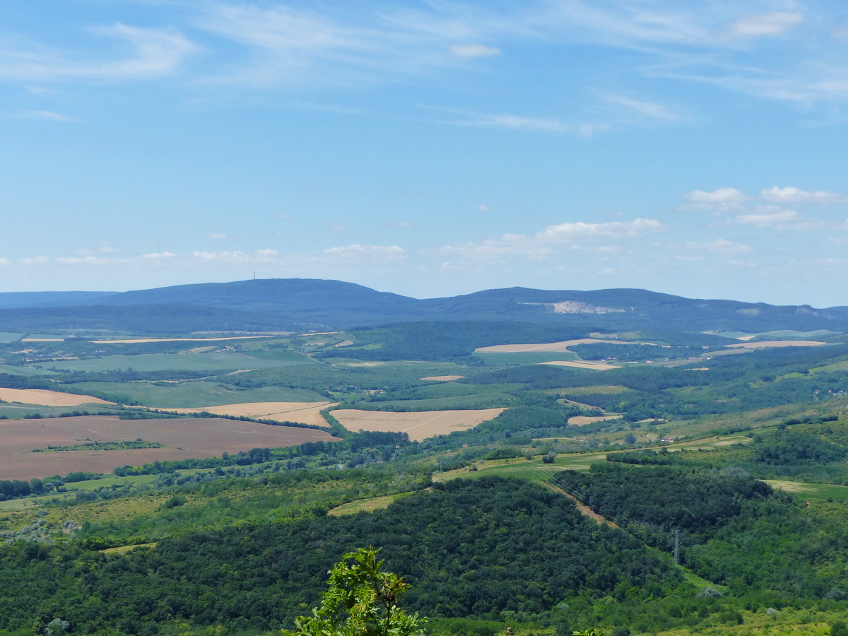 Kilátás a Nagy-Gerecsére (balra), a dombság legmagasabb hegyére (633 méter magas).