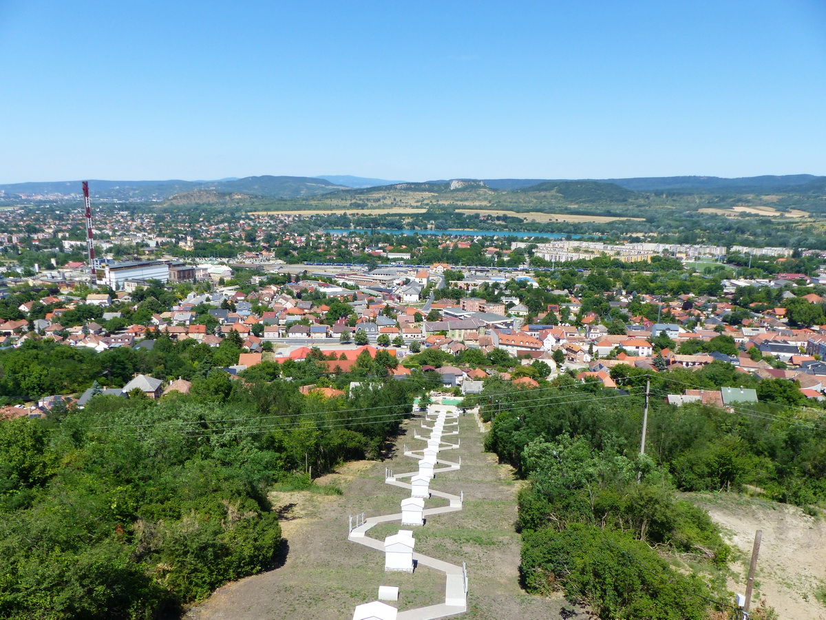 Kilátás a kálváriára és Dorog belvárosára