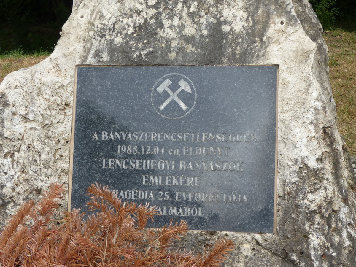 Az emlékkő szövege közelről